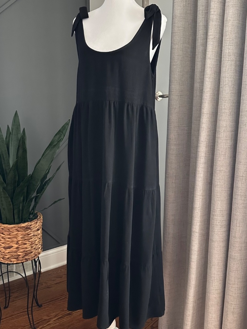 Petal & Pup Black Maxi Dress with adjustable strap Size S